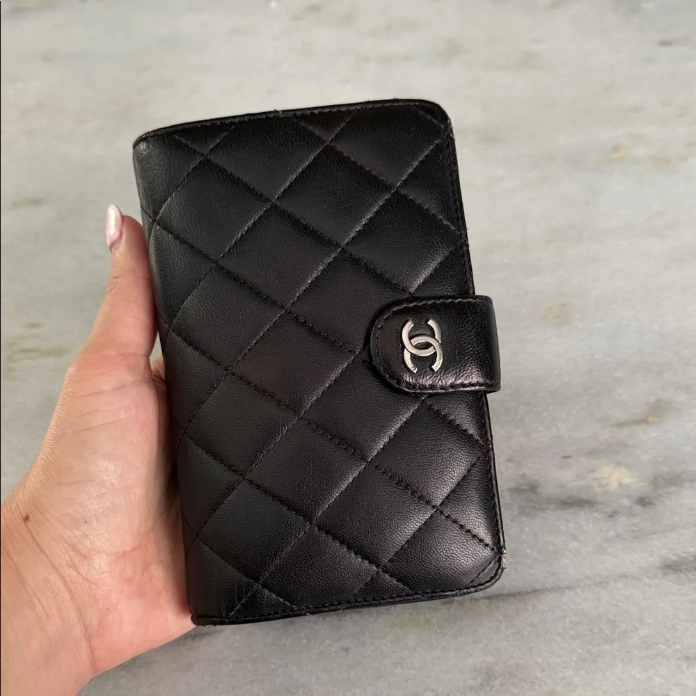CHANEL Black vintage Quilted Wallet - Picture 2 of 10